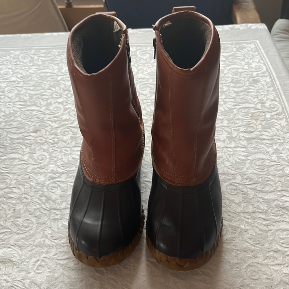Slightly worn insulated Cabral zipper boot. Great for snowy wet weather!